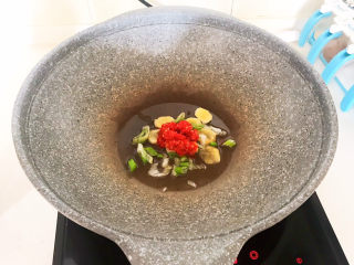 14、韩国海带汤,加入1大勺韩国辣酱