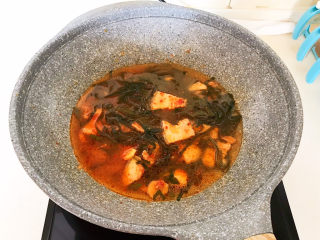 23、韩国海带汤,加入温水，水量没过食材，大火烧开后小火慢烧15分钟