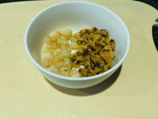 3、香菇豆腐汤,准备干贝和蛤蜊干；