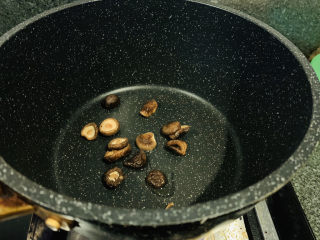 9、香菇豆腐汤,锅加点油，把香菇炒香；