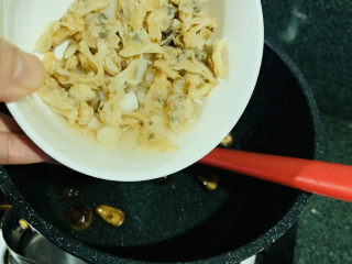 10、香菇豆腐汤,加泡发好的干贝和蛤蜊干一起炒香；