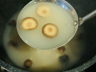 14、香菇豆腐汤,汤熬乳白色；