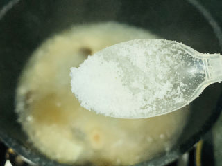 16、香菇豆腐汤,转大火煮开，加少许盐；