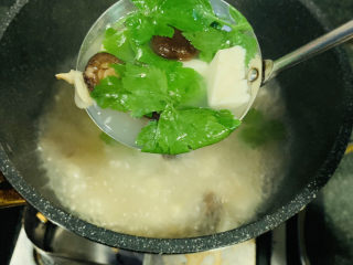 18、香菇豆腐汤,煮沸一会出锅；