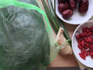 1、清炖甲鱼汤,准备食材