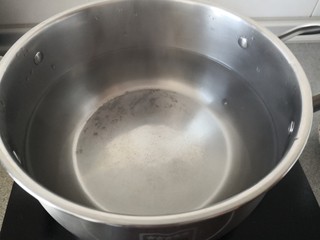 2、清炖甲鱼汤,烧一锅开水备用