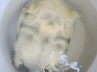 3、清炖甲鱼汤,甲鱼冲洗一下后，用90℃左右的开水烫一下