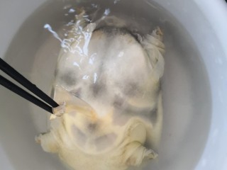 4、清炖甲鱼汤,去除表面外衣