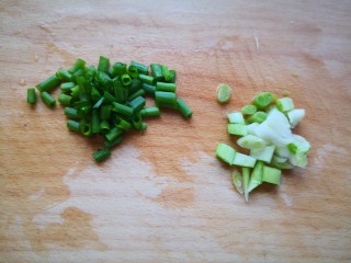 10、清炖甲鱼汤,葱洗净切成葱花（葱白葱叶分开放）