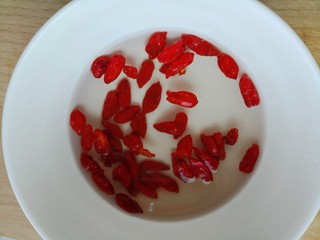 12、清炖甲鱼汤,枸杞洗净泡一会备用