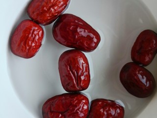 13、清炖甲鱼汤,红枣洗净也泡一会备用