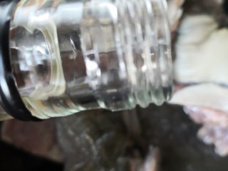 15、清炖甲鱼汤,倒入适量的料酒