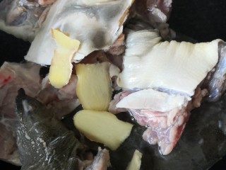 16、清炖甲鱼汤,放入姜片大火烧开焯水