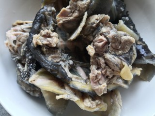 19、清炖甲鱼汤,放在碗里备用