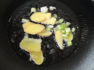 21、清炖甲鱼汤,放入葱白和姜片炒出香味