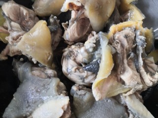 22、清炖甲鱼汤,倒入甲鱼翻炒一会