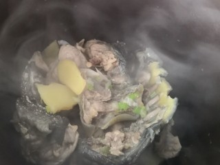 23、清炖甲鱼汤,倒入砂锅里