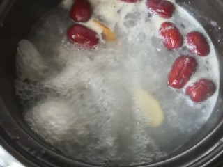 27、清炖甲鱼汤,开盖放入红枣