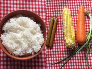 1、火腿丁炒饭,准备所需食材:米饭4碗、火腿肠2根、玉米1根、胡萝卜半根、香葱2根、生抽3-4勺、盐1匙、食用油适量