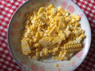 3、火腿丁炒饭,玉米洗净后掰成玉米粒待用（我用的小刀划的，比较方便）
