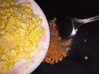 8、火腿丁炒饭,倒入玉米粒翻炒