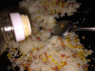 11、火腿丁炒饭,加入生抽翻炒均匀上色，炒至饭粒偏干会更香