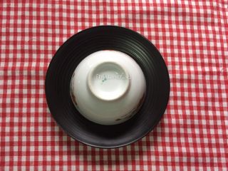 13、火腿丁炒饭,炒好的炒饭装入碗中压实，然后倒扣在餐盘中，拿开碗后即可。