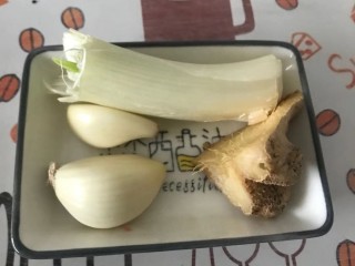 1、冬瓜排骨汤,准备葱姜蒜