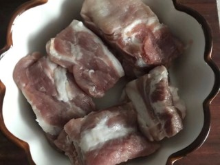 2、冬瓜排骨汤,排骨放入碗中腌制40分