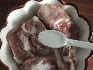 3、冬瓜排骨汤,加入盐