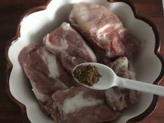 4、冬瓜排骨汤,加入花椒粉