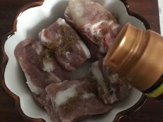 5、冬瓜排骨汤,加入耗油