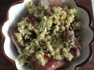 8、冬瓜排骨汤,加入姜末