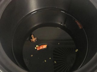 11、冬瓜排骨汤,砂锅烧油加干辣椒八角炝锅