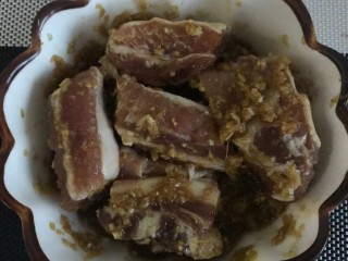 9、冬瓜排骨汤,加入酱油拌匀腌制