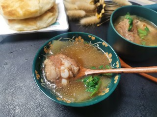18、冬瓜排骨汤,撒上香菜完成