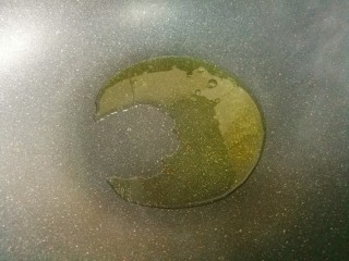 7、鲜香浓郁的菌菇豆腐汤,锅中放入适量油。