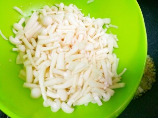 9、鲜香浓郁的菌菇豆腐汤,倒入白玉菇大火翻炒出水分。