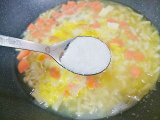 14、鲜香浓郁的菌菇豆腐汤,加入适量盐。