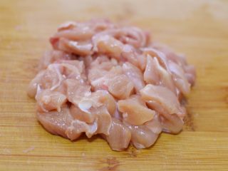 3、酱爆鸡丁,把鸡腿肉切成一厘米见方的小块。