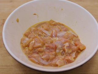 5、酱爆鸡丁,抓均码味15分钟。