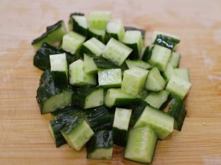 6、酱爆鸡丁,黄瓜切丁。