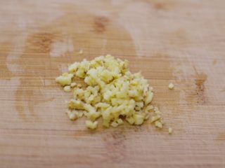 7、酱爆鸡丁,生姜切末。