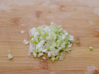 8、酱爆鸡丁,大葱切末。