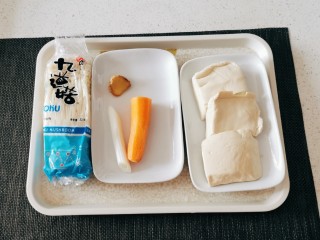 1、金针菇豆腐汤,食材准备好