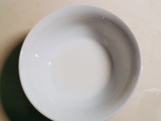 2、金针菇豆腐汤,半汤匙淀粉加入2汤匙清水形成水淀粉。