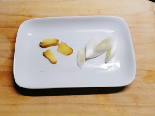 3、金针菇豆腐汤,葱姜切片。