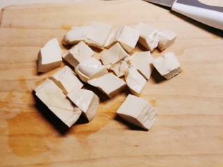 4、金针菇豆腐汤,豆腐切块状。