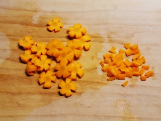 5、金针菇豆腐汤,胡萝卜切片切小丁。