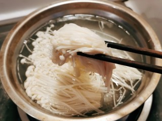 6、金针菇豆腐汤,金针菇去掉根部，放入开水中汆烫捞出。